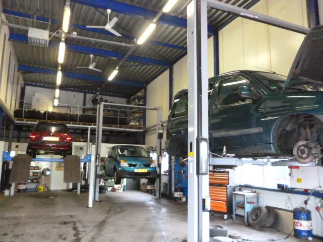 Auto's op hefbruggen in de werkplaats van Autobedrijf Frank van der Horst in Lelystad